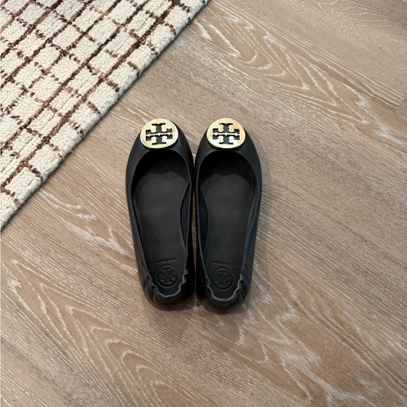 Tory Burch Black Leather Ballet Flats with Gold Logo – Size 7 - Picture 2 of 5